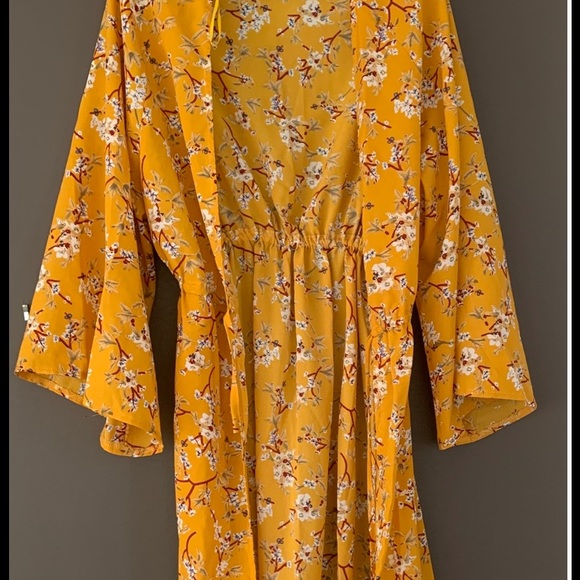 Light, flowy & Feminine yellow floral kimono size M - Picture 2 of 4